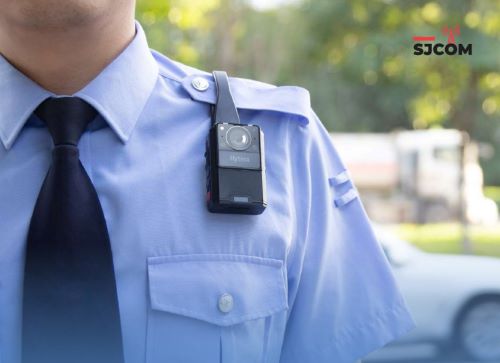 La bodycam 2K GC550 de Hytera está diseñada para capturar fotos y videos nítidos como evidencia objetiva desde el campo hasta la cancha. Su cámara gran angular 2K HD graba más detalles en un campo de visión súper amplio de 150°. Gracias a la tecnología de visión nocturna Starlight, la GC550 captura imágenes ultranítidas y coloridas en condiciones de luz extremadamente bajas, lo que ayuda a revelar la verdad en la oscuridad.